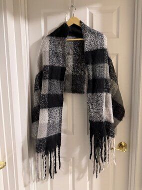 NWT Black Gray White Plaid Oversized Blanket Scarf